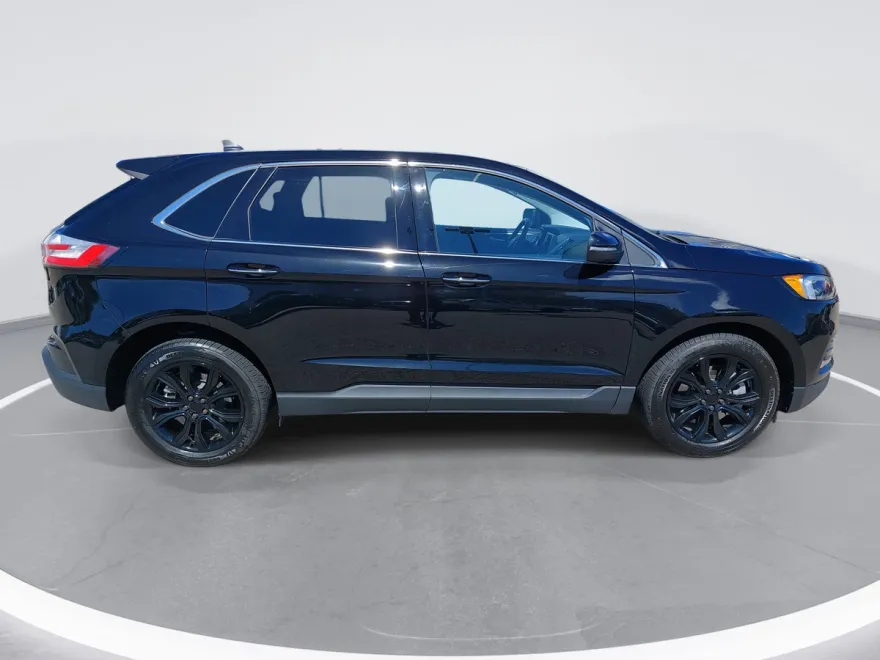 2022 Ford Edge Titanium photo 1