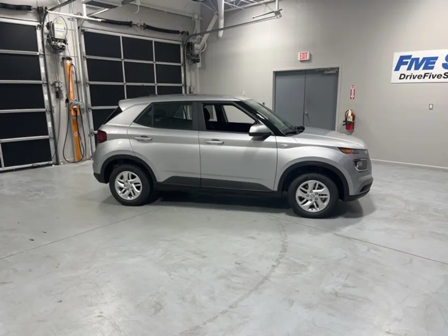 2026 Hyundai Venue SE photo 1