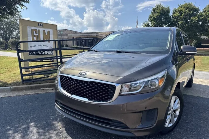 2017 Kia Sedona LX photo 1