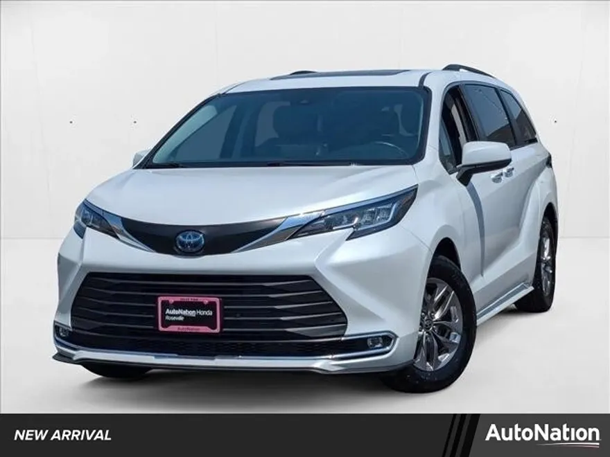 2023 Toyota Sienna XLE photo 1