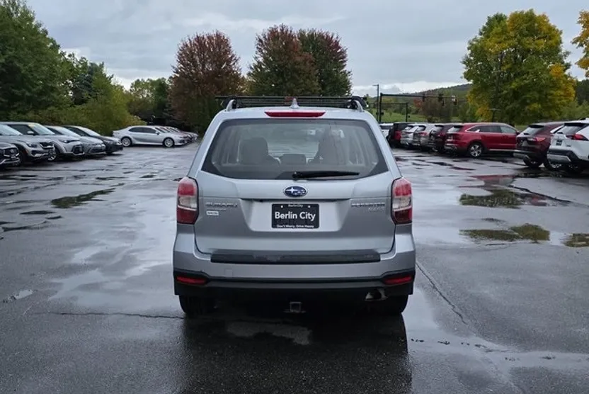 2016 Subaru Forester 2.5i photo 1