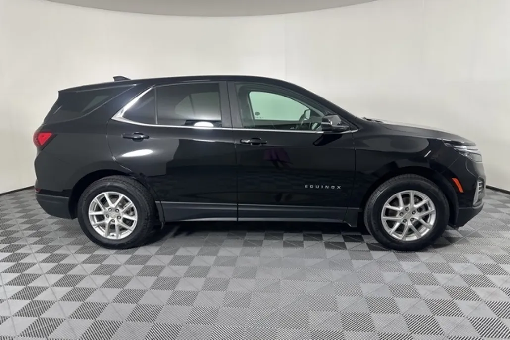 2023 Chevrolet Equinox LT photo 1