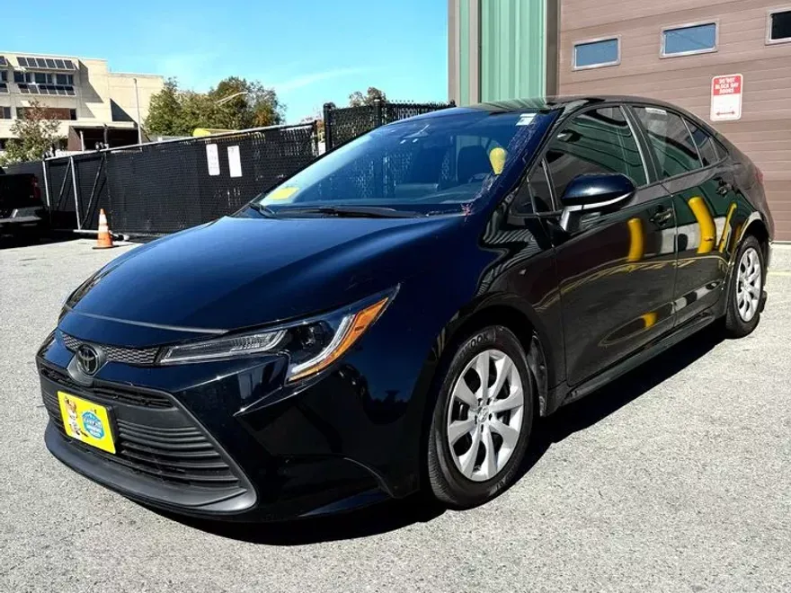 2024 Toyota Corolla LE photo 1