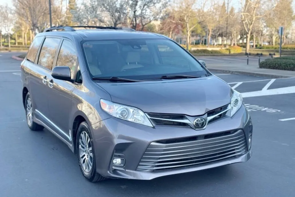 2020 Toyota Sienna XLE photo 1