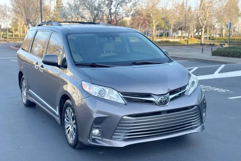 2020 Toyota Sienna XLE photo 1