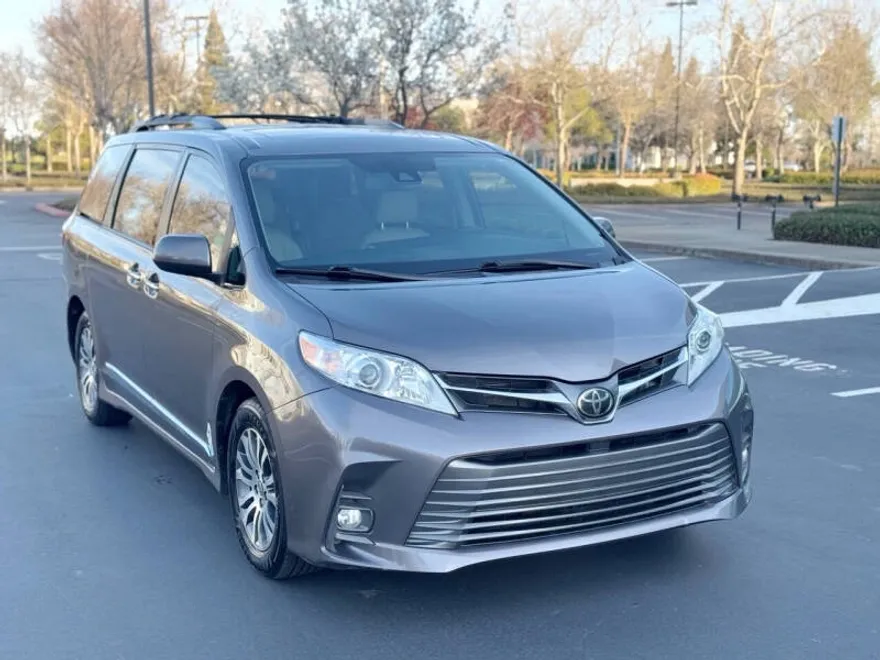 2020 Toyota Sienna XLE photo 1