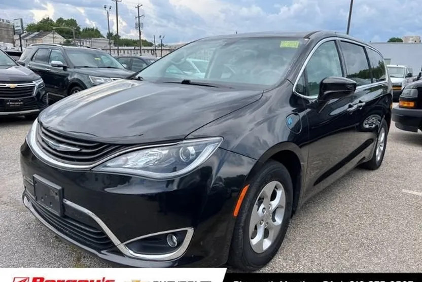 2017 Chrysler Pacifica Hybrid Touring Plus photo 1