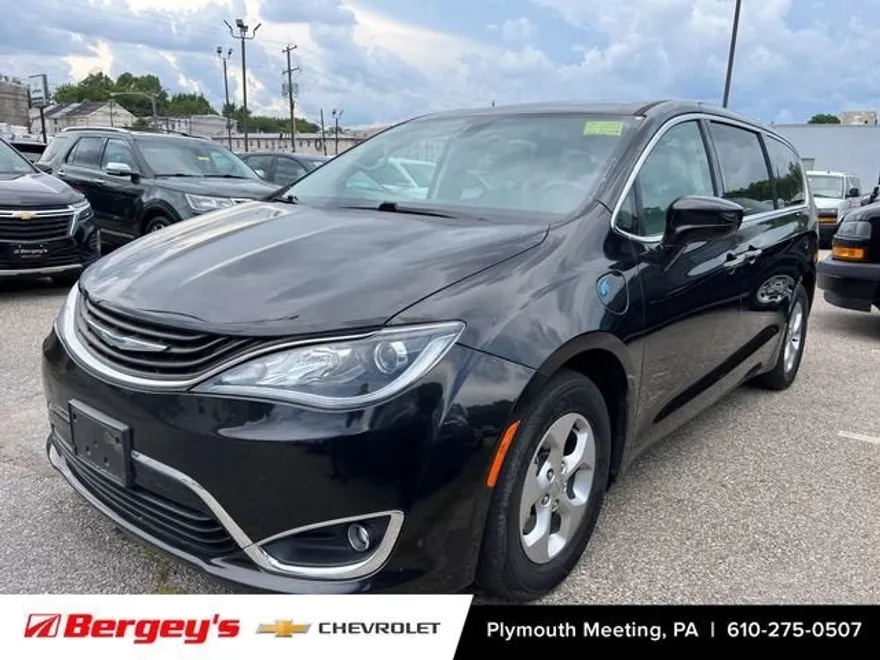 2017 Chrysler Pacifica Hybrid Touring Plus photo 1