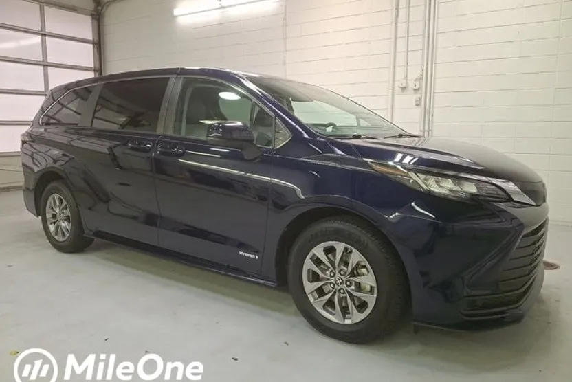 2021 Toyota Sienna LE photo 1