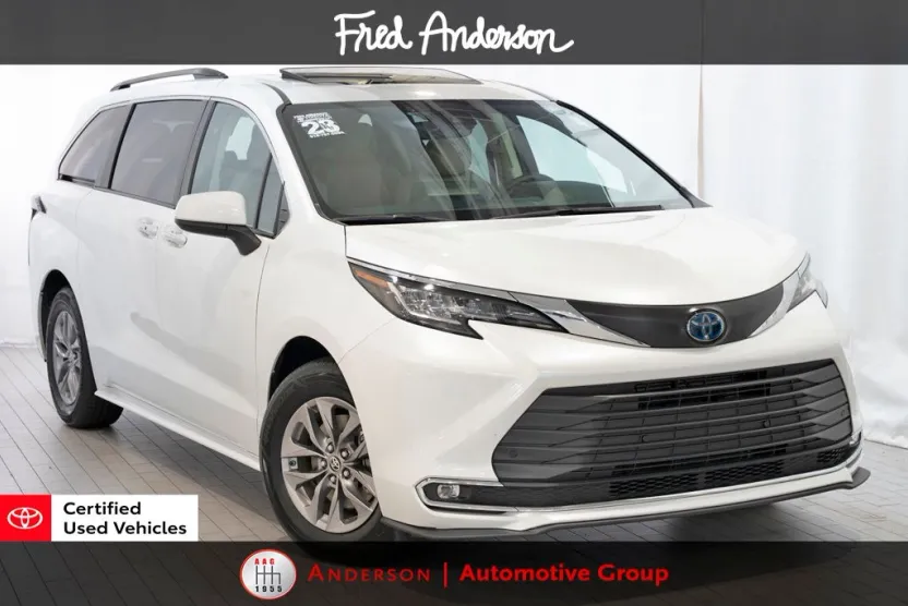 2023 Toyota Sienna XLE photo 1