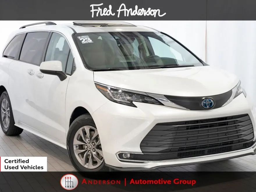 2023 Toyota Sienna XLE photo 1