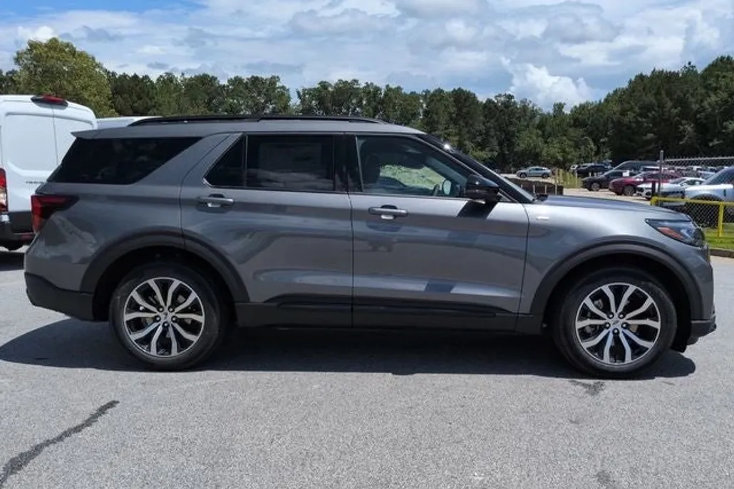 2025 Ford Explorer ST-Line photo 1
