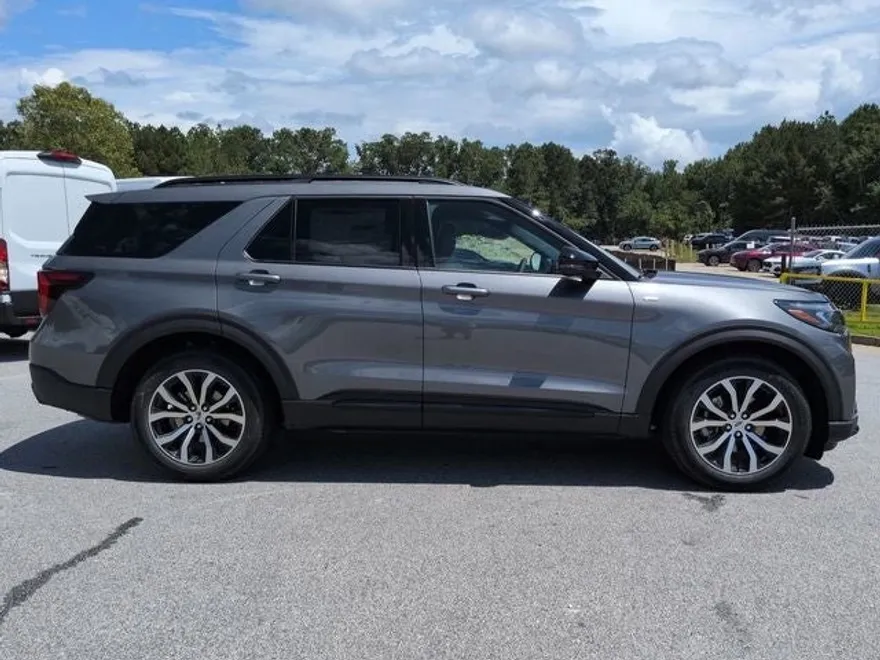 2025 Ford Explorer ST-Line photo 1
