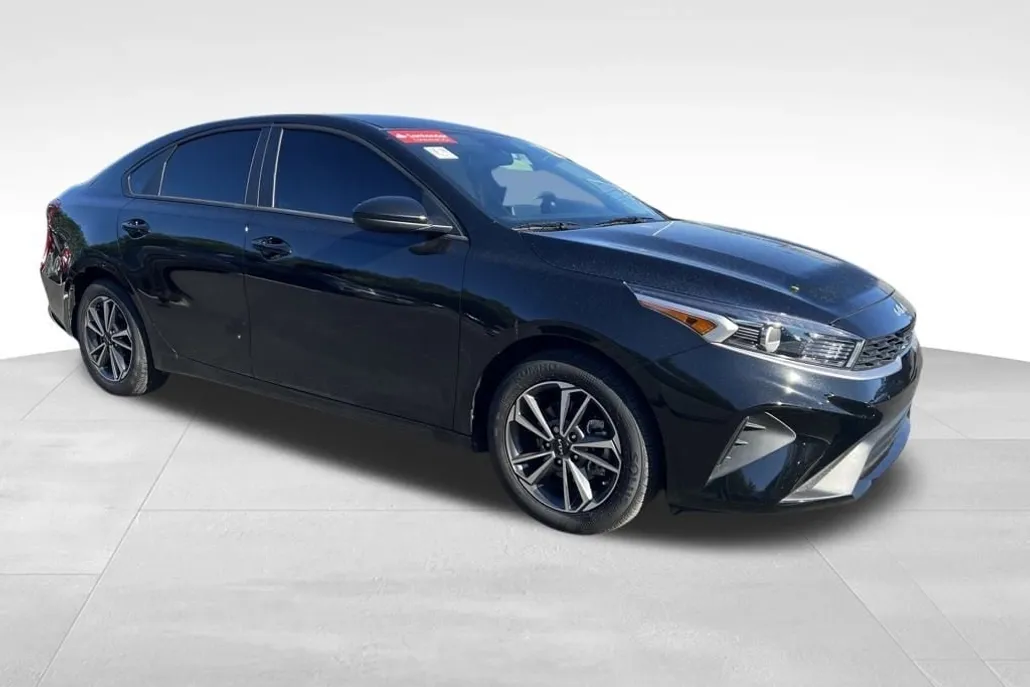 2023 Kia Forte LXS photo 1