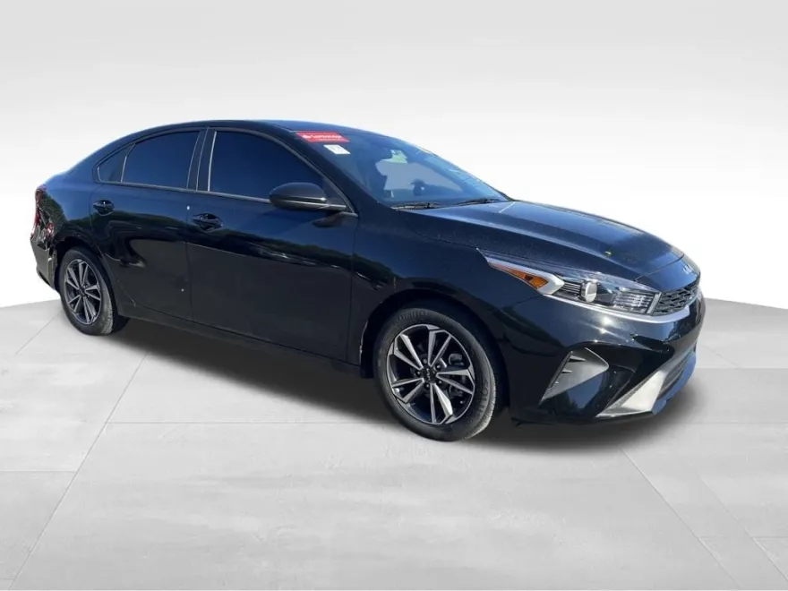 2023 Kia Forte LXS photo 1