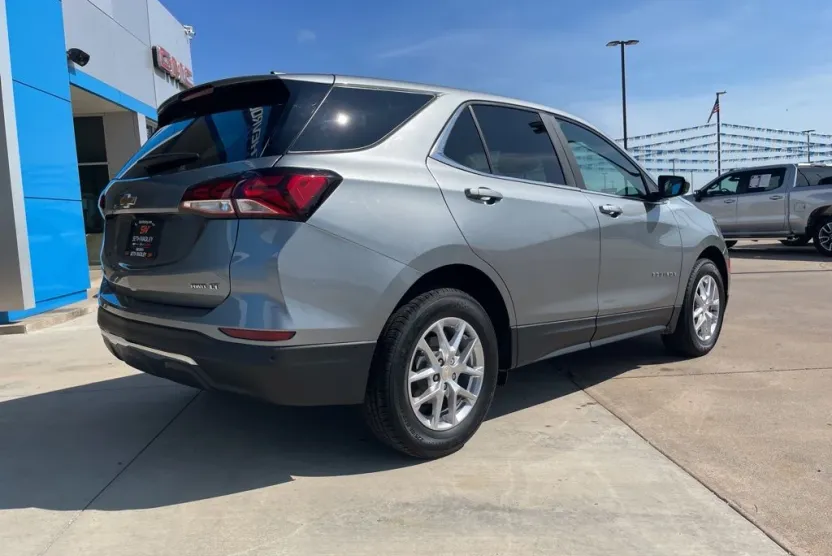 2023 Chevrolet Equinox LT photo 1