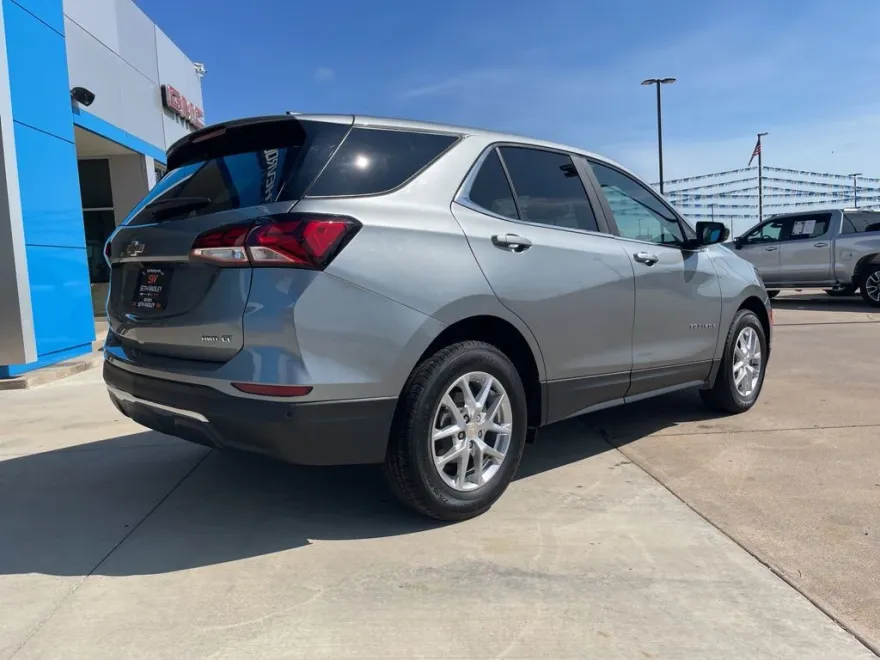 2023 Chevrolet Equinox LT photo 1