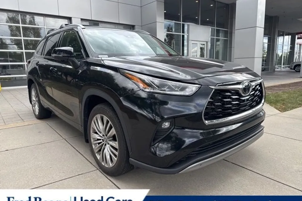 2023 Toyota Highlander L photo 1