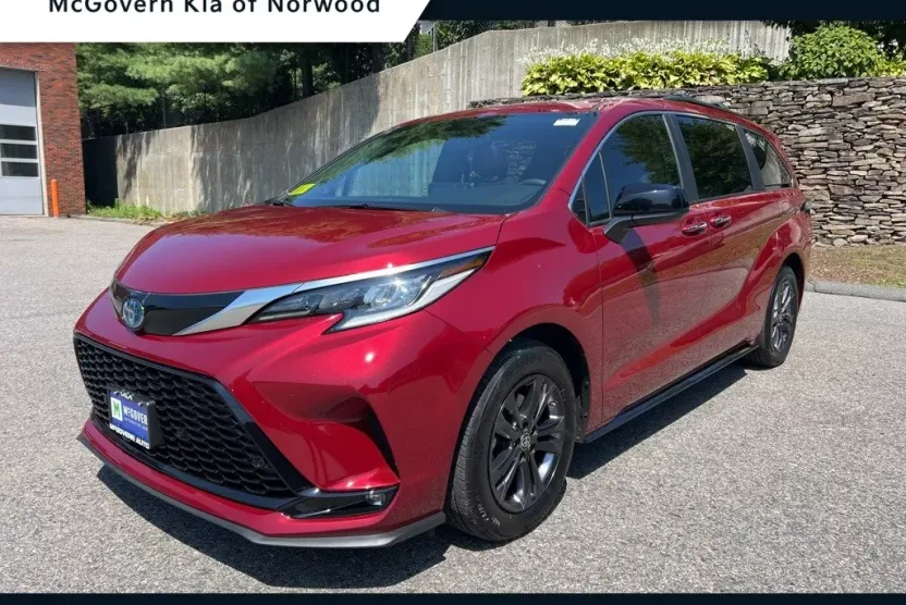 2024 Toyota Sienna XSE photo 1