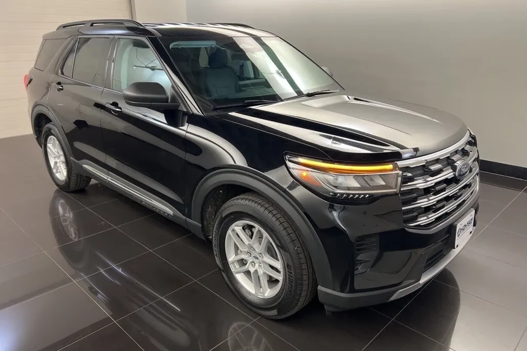 2025 Ford Explorer photo 1