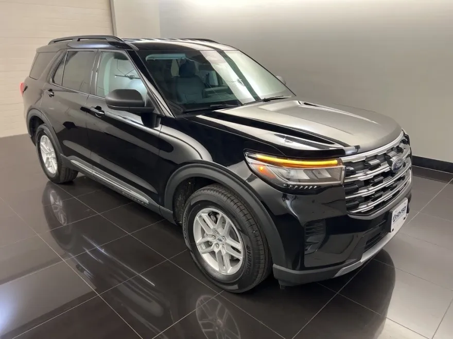 2025 Ford Explorer photo 1