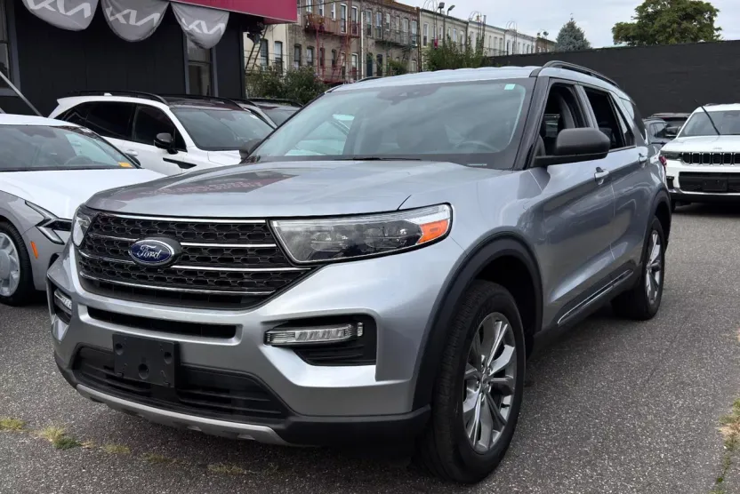 2022 Ford Explorer XLT photo 1