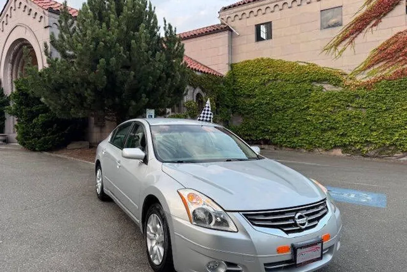 2010 Nissan Altima 2.5 photo 1
