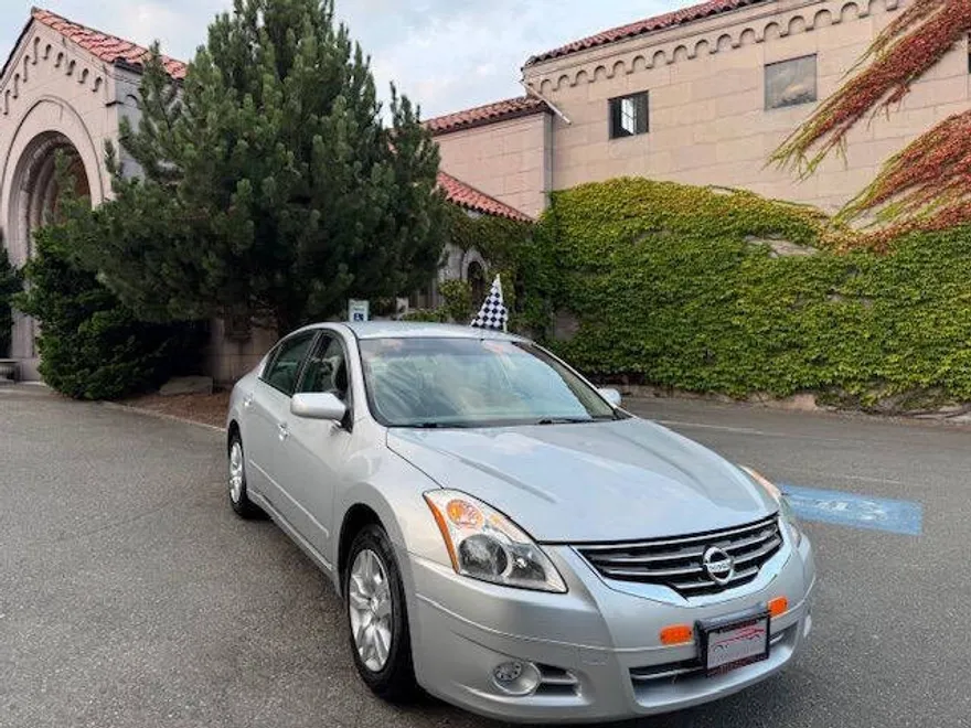 2010 Nissan Altima 2.5 photo 1