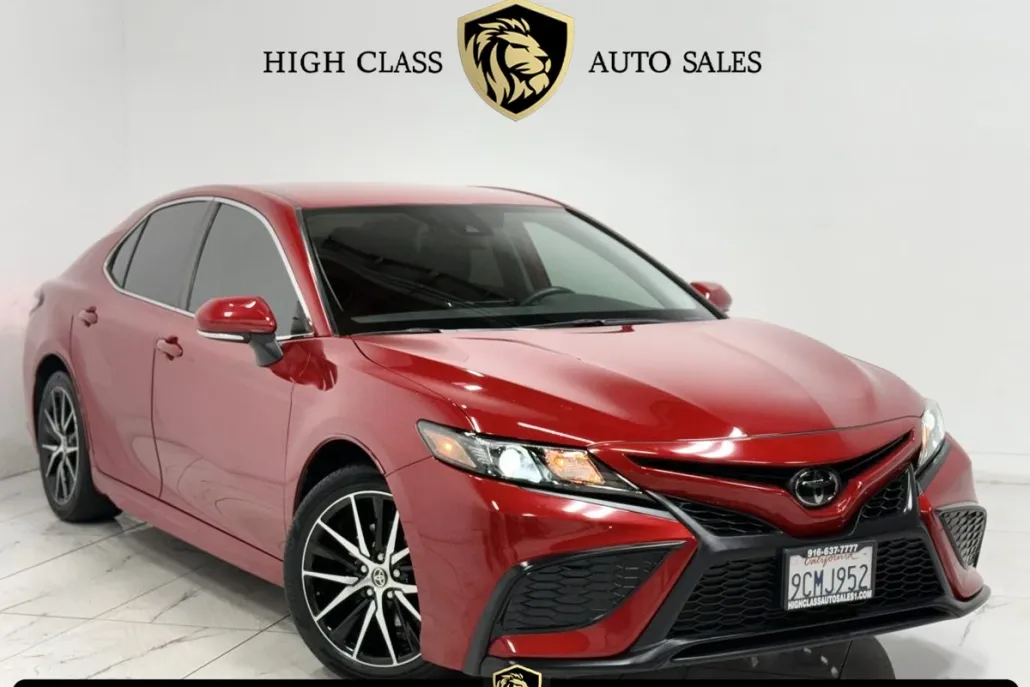 2022 Toyota Camry SE photo 1