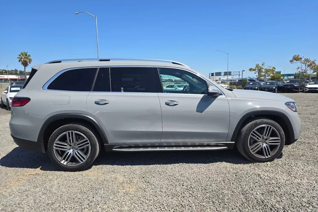 2025 Mercedes Benz GLS 450 4MATIC photo 1