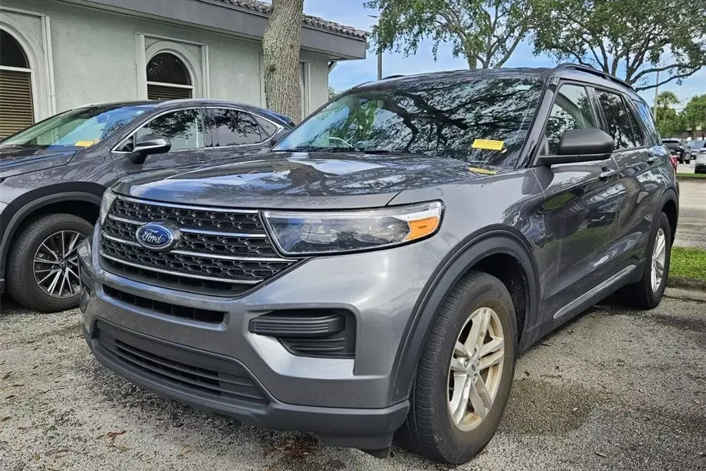 2023 Ford Explorer XLT photo 1