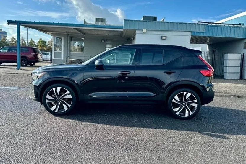 2025 Volvo XC40 Plus photo 1