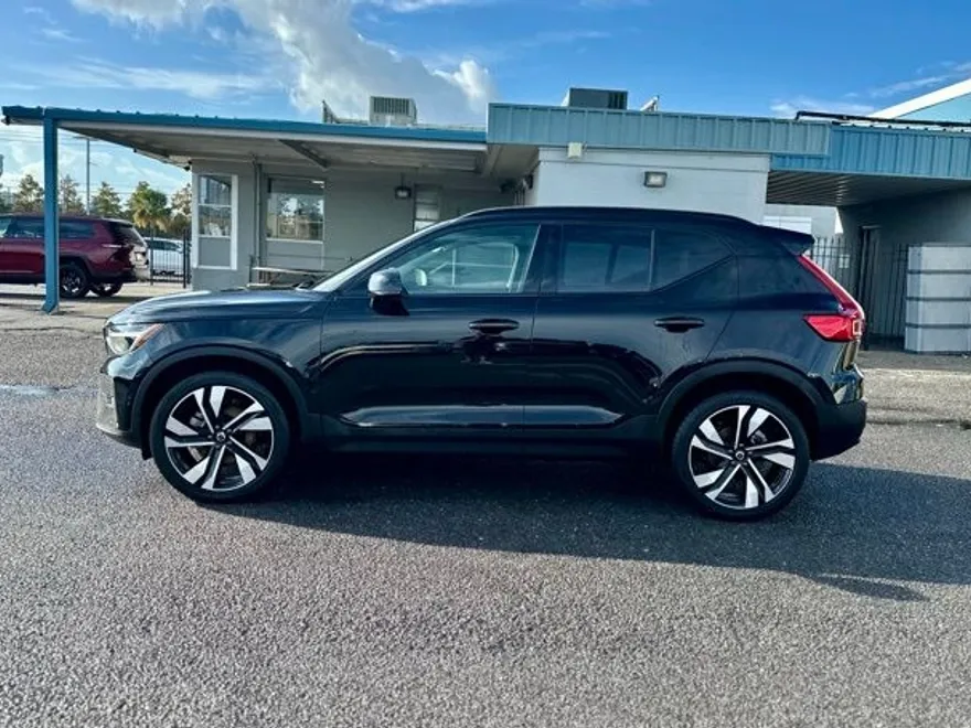 2025 Volvo XC40 Plus photo 1
