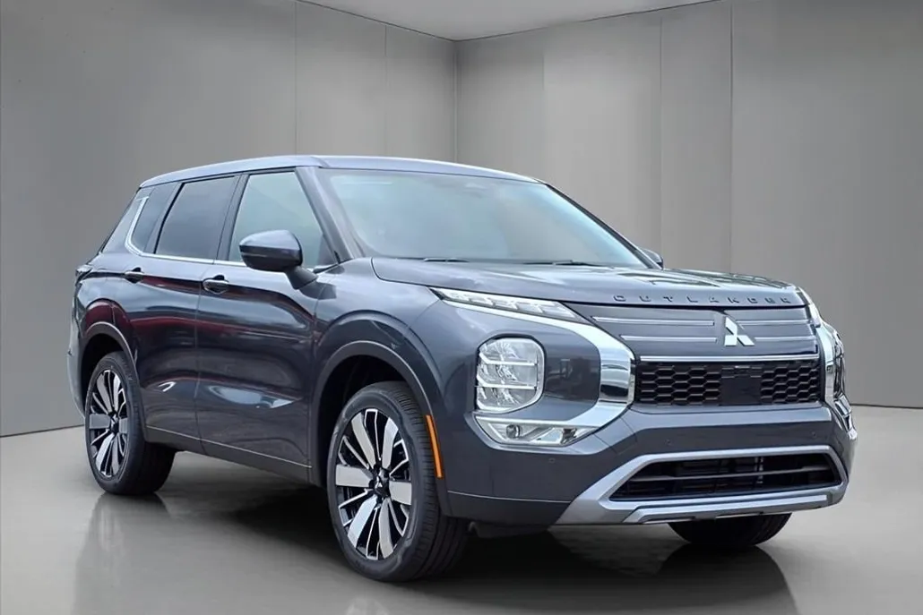 2025 Mitsubishi Outlander SE photo 1
