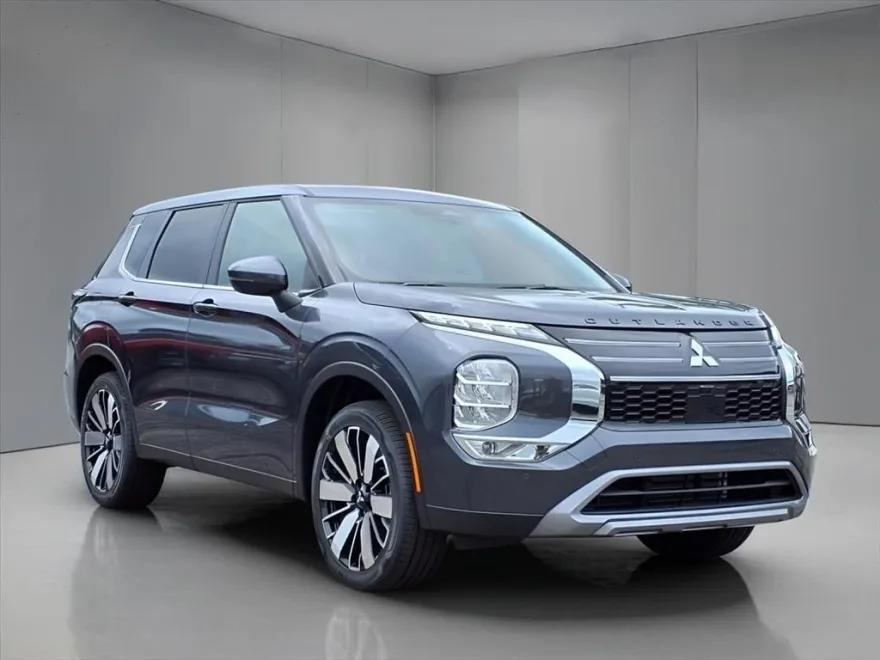 2025 Mitsubishi Outlander SE photo 1