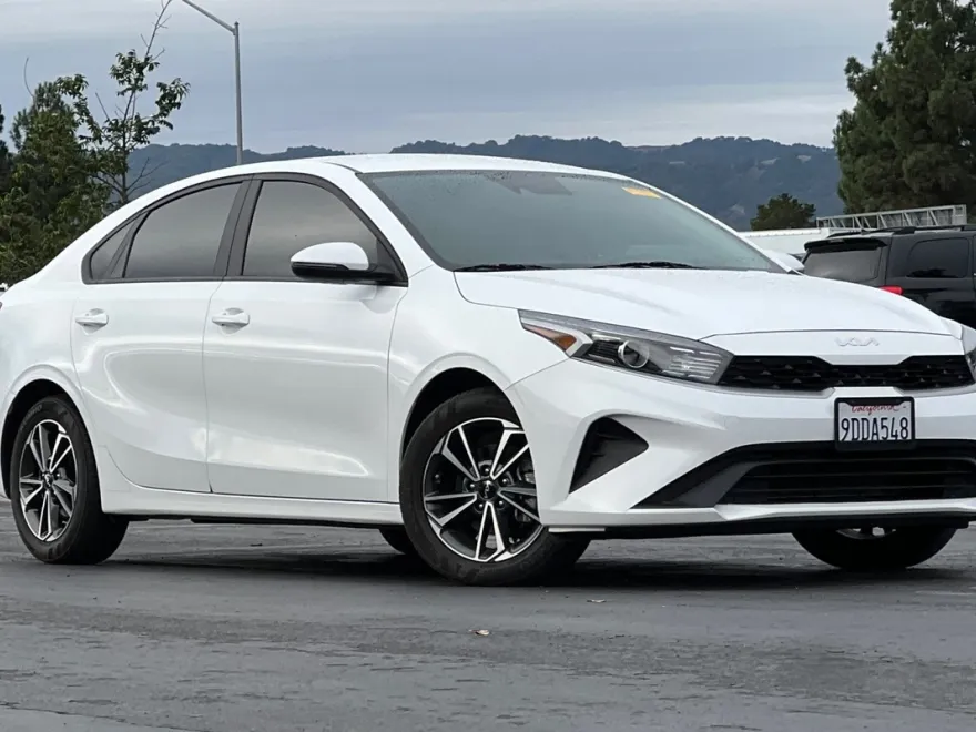 2023 Kia Forte LXS photo 1