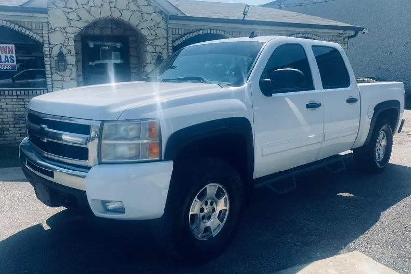 2011 Chevrolet Silverado 1500 LT photo 1