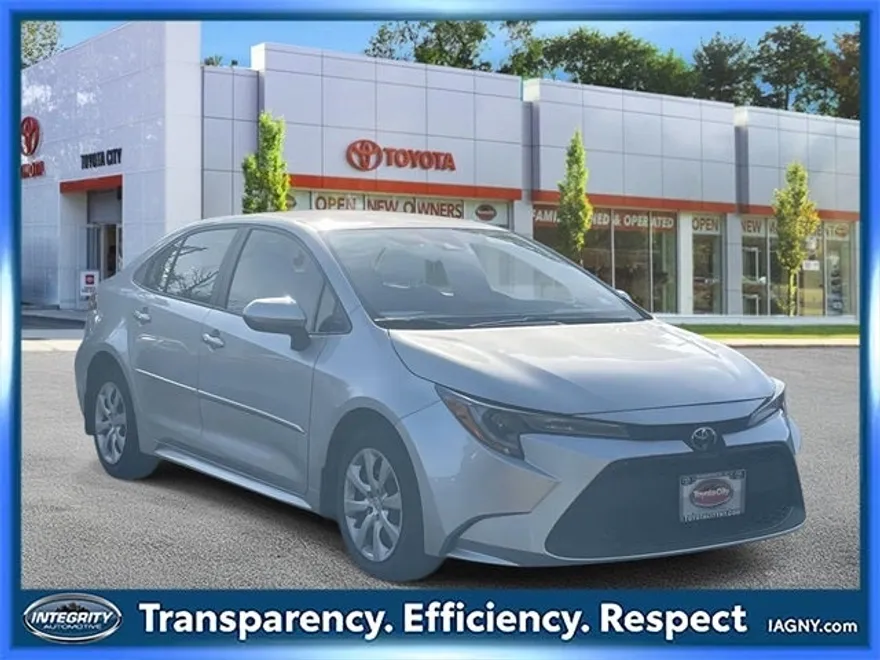 2022 Toyota Corolla LE photo 1