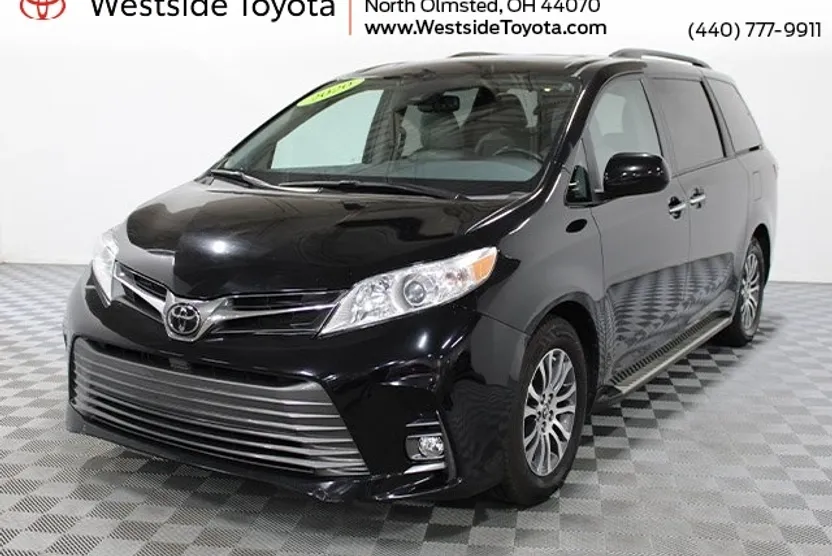 2020 Toyota Sienna XLE photo 1