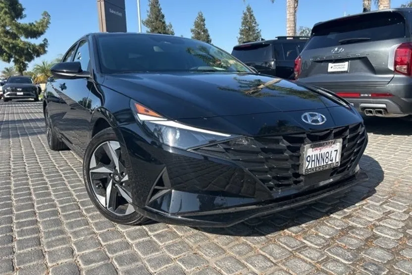 2023 Hyundai Elantra SEL photo 1