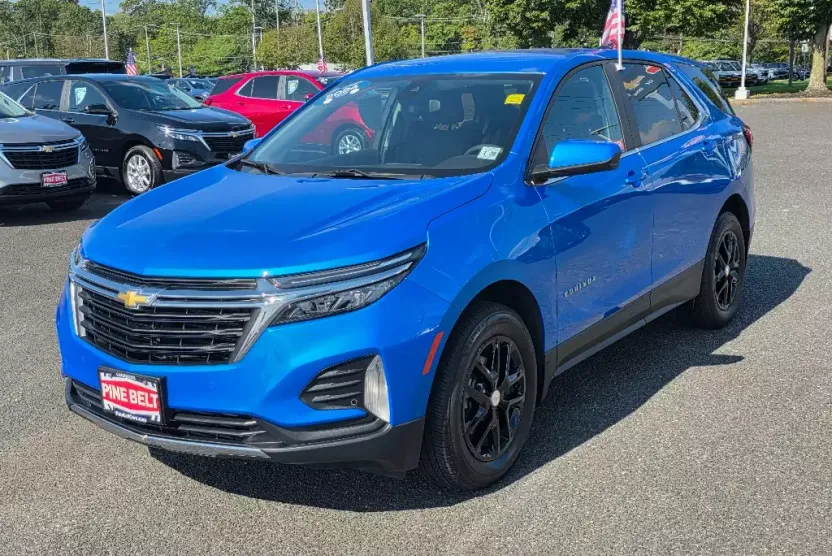 2024 Chevrolet Equinox LT photo 1