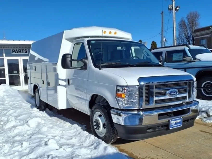 2025 Ford E-350 photo 1