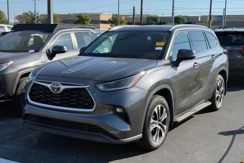 2021 Toyota Highlander XLE photo 1
