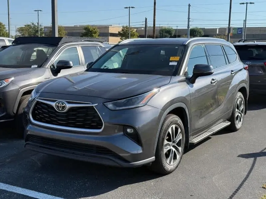 2021 Toyota Highlander XLE photo 1