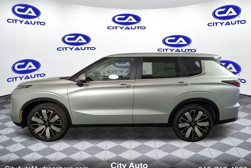 2025 Mitsubishi Outlander SE photo 1