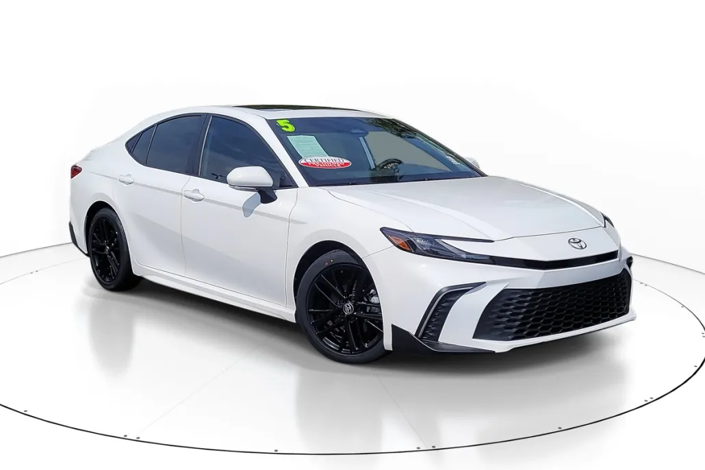 2025 Toyota Camry SE photo 1