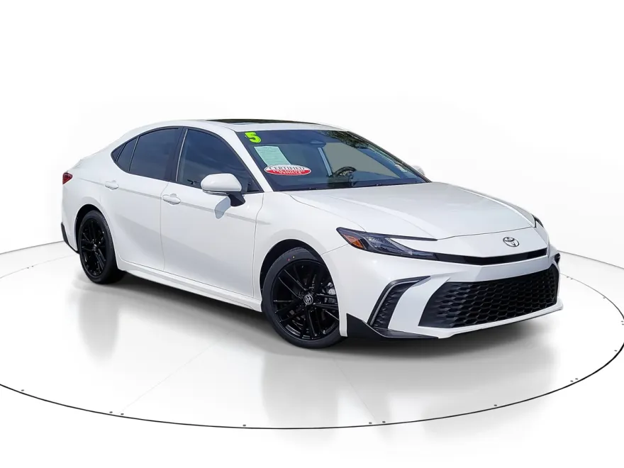 2025 Toyota Camry SE photo 1