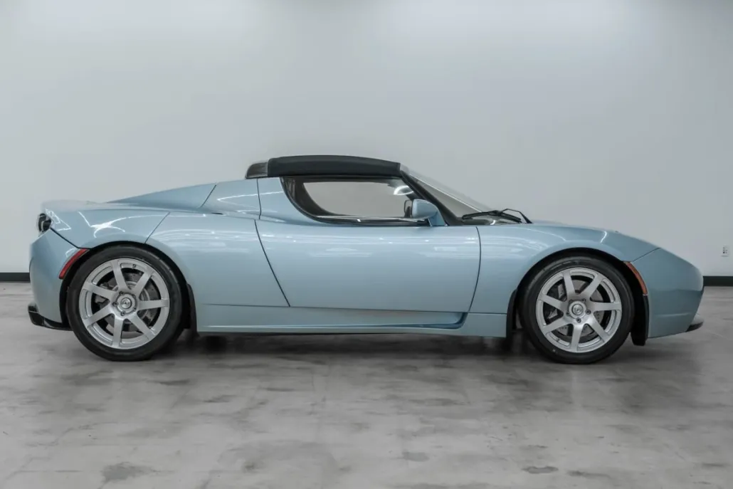2010 Tesla Roadster photo 1