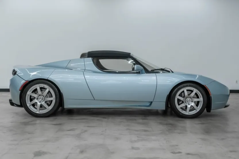 2010 Tesla Roadster photo 1