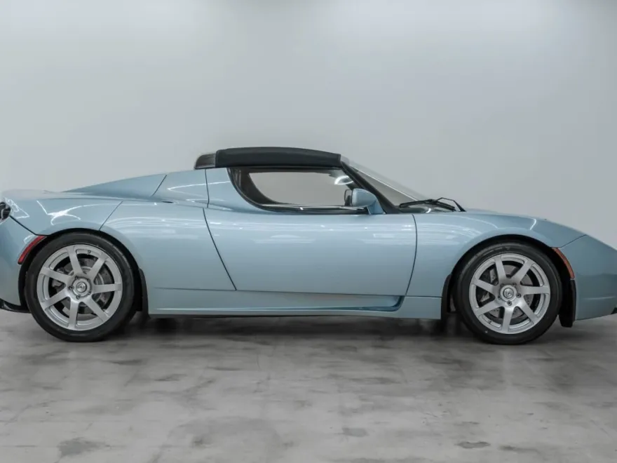 2010 Tesla Roadster photo 1
